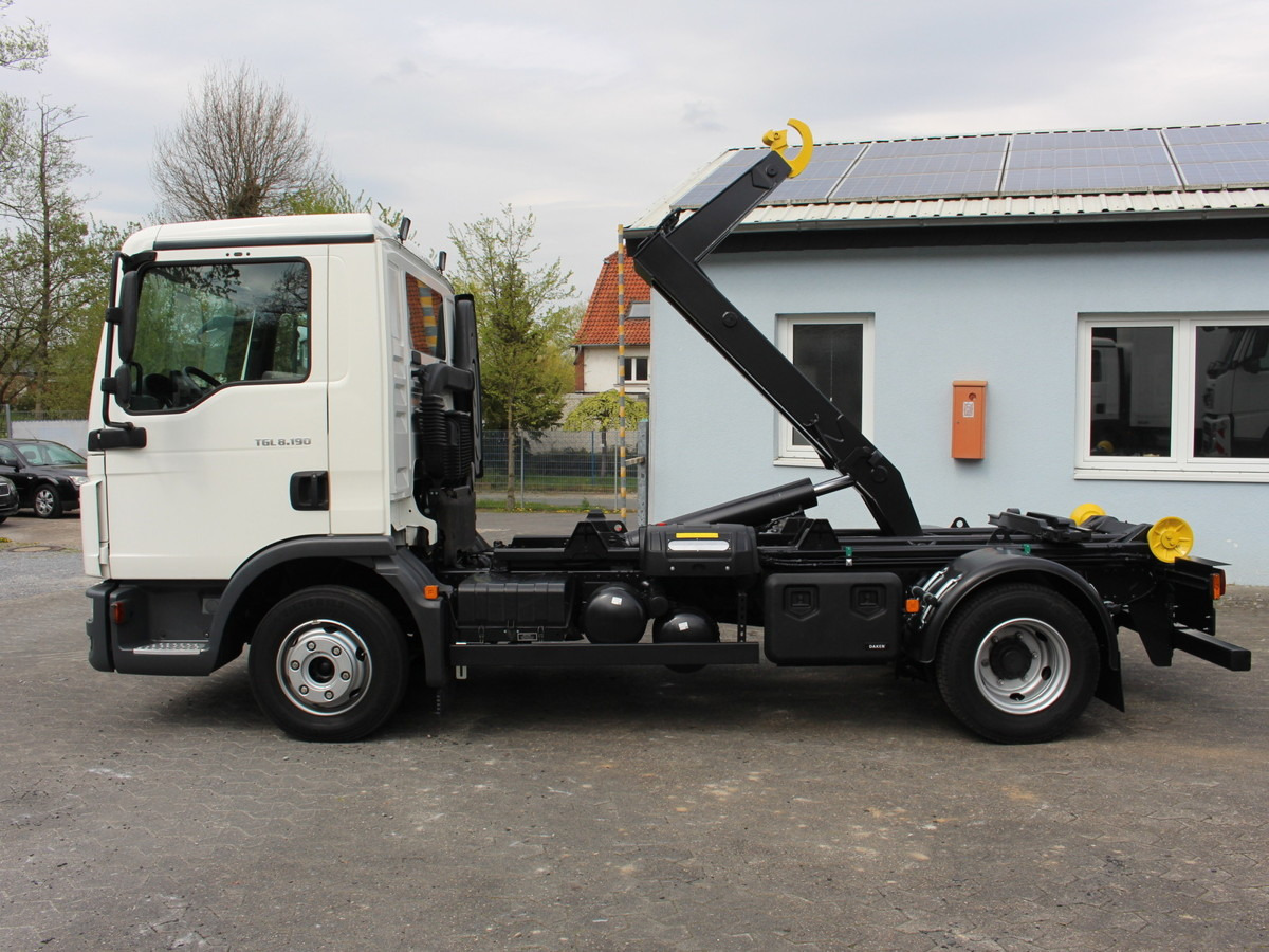 MAN TGL 8.190 BL 4x2 EUR6 City Abrollkipper 2 x AHK - Koukkulava kuorma-auto: kuva MAN TGL 8.190 BL 4x2 EUR6 City Abrollkipper 2 x AHK - Koukkulava kuorma-auto MAN TGL 8.190 BL 4x2 EUR6 City Abrollkipper 2 x AHK - Koukkulava kuorma-auto: kuva MAN TGL 8.190 BL 4x2 EUR6 City Abrollkipper 2 x AHK - Koukkulava kuorma-auto