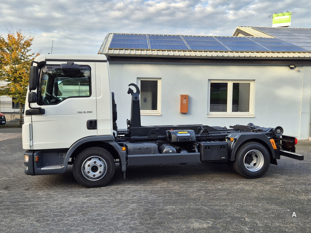 MAN TGL 8.190 BL City Abrollkipper Aut., 2 x AHK sof - Koukkulava kuorma-auto: kuva MAN TGL 8.190 BL City Abrollkipper Aut., 2 x AHK sof - Koukkulava kuorma-auto MAN TGL 8.190 BL City Abrollkipper Aut., 2 x AHK sof - Koukkulava kuorma-auto: kuva MAN TGL 8.190 BL City Abrollkipper Aut., 2 x AHK sof - Koukkulava kuorma-auto