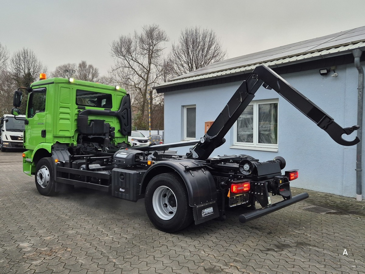 MAN TGM 15.290 BL Aut. Abrollkipper AHK - Koukkulava kuorma-auto: kuva MAN TGM 15.290 BL Aut. Abrollkipper AHK - Koukkulava kuorma-auto MAN TGM 15.290 BL Aut. Abrollkipper AHK - Koukkulava kuorma-auto: kuva MAN TGM 15.290 BL Aut. Abrollkipper AHK - Koukkulava kuorma-auto