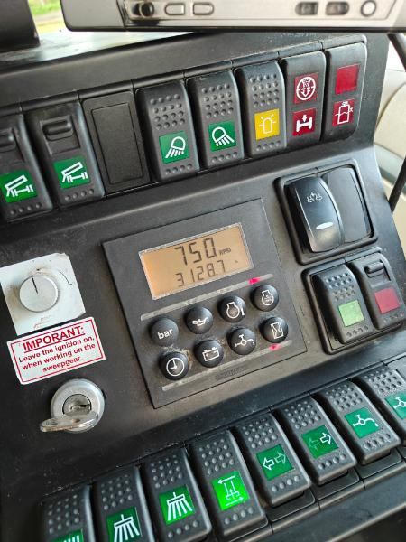 Brock SL280/2 MB Actros 1833 - Lakaisuauto: kuva Brock SL280/2 MB Actros 1833 - Lakaisuauto Brock SL280/2 MB Actros 1833 - Lakaisuauto: kuva Brock SL280/2 MB Actros 1833 - Lakaisuauto