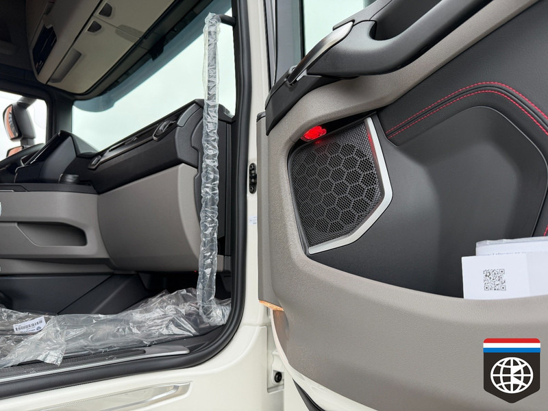 Scania 590 S 6X2/4 - Full air - Retarder PTO - SLIDE fifth wheel - King of the Road - Vetopöytäauto: kuva Scania 590 S 6X2/4 - Full air - Retarder PTO - SLIDE fifth wheel - King of the Road - Vetopöytäauto Scania 590 S 6X2/4 - Full air - Retarder PTO - SLIDE fifth wheel - King of the Road - Vetopöytäauto: kuva Scania 590 S 6X2/4 - Full air - Retarder PTO - SLIDE fifth wheel - King of the Road - Vetopöytäauto