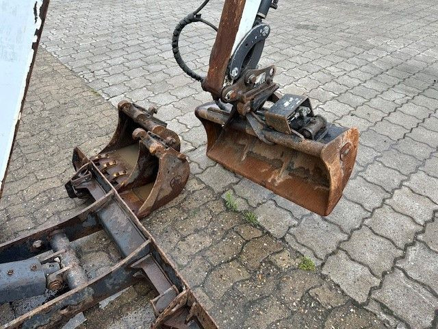 Bobcat E19, Verstelllaufwerk, Greifer + Hammer, Löffel - Minikuormaaja: kuva Bobcat E19, Verstelllaufwerk, Greifer + Hammer, Löffel - Minikuormaaja Bobcat E19, Verstelllaufwerk, Greifer + Hammer, Löffel - Minikuormaaja: kuva Bobcat E19, Verstelllaufwerk, Greifer + Hammer, Löffel - Minikuormaaja