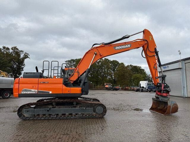 Doosan DX 255 LC-5, Rototilt,Div. Löffel,Greifer+Hammer - Telakaivukone: kuva Doosan DX 255 LC-5, Rototilt,Div. Löffel,Greifer+Hammer - Telakaivukone Doosan DX 255 LC-5, Rototilt,Div. Löffel,Greifer+Hammer - Telakaivukone: kuva Doosan DX 255 LC-5, Rototilt,Div. Löffel,Greifer+Hammer - Telakaivukone