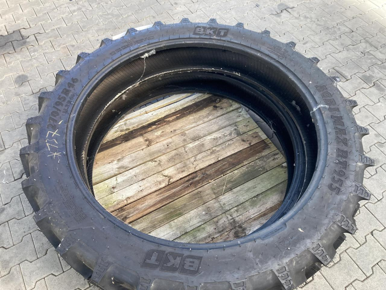 BKT 270/95R46 - Rengas - Maatalouskoneet: kuva BKT 270/95R46 - Rengas - Maatalouskoneet BKT 270/95R46 - Rengas - Maatalouskoneet: kuva BKT 270/95R46 - Rengas - Maatalouskoneet