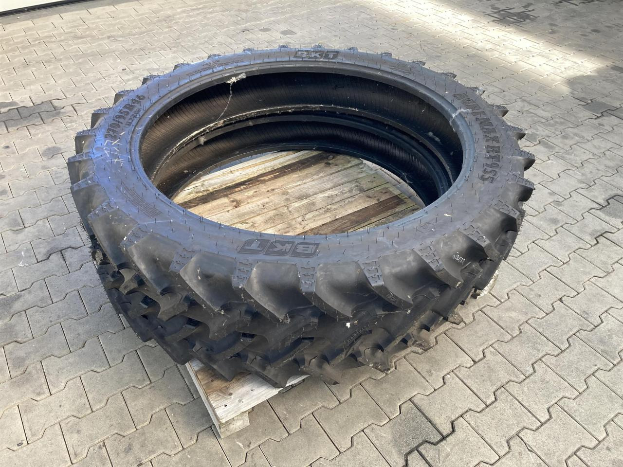 BKT 270/95R46 - Rengas - Maatalouskoneet: kuva BKT 270/95R46 - Rengas - Maatalouskoneet BKT 270/95R46 - Rengas - Maatalouskoneet: kuva BKT 270/95R46 - Rengas - Maatalouskoneet
