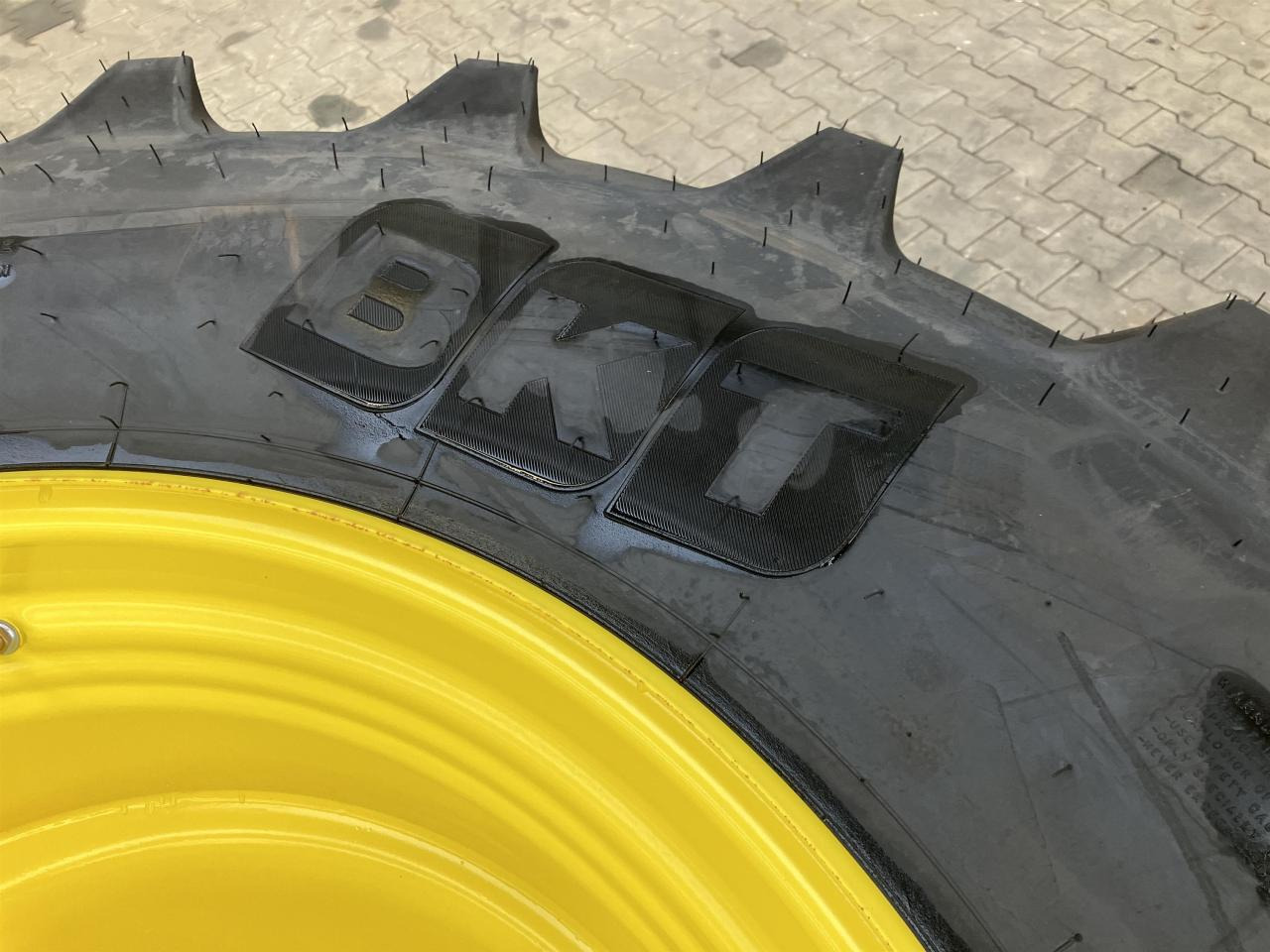 BKT 520/85R38 - Rengas - Maatalouskoneet: kuva BKT 520/85R38 - Rengas - Maatalouskoneet BKT 520/85R38 - Rengas - Maatalouskoneet: kuva BKT 520/85R38 - Rengas - Maatalouskoneet