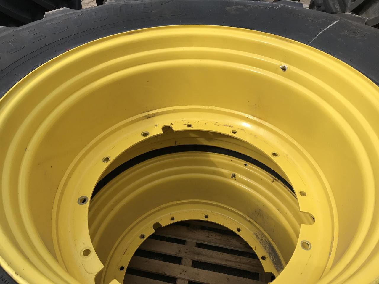 Bridgestone 710/75R42 - Rengas - Maatalouskoneet: kuva Bridgestone 710/75R42 - Rengas - Maatalouskoneet Bridgestone 710/75R42 - Rengas - Maatalouskoneet: kuva Bridgestone 710/75R42 - Rengas - Maatalouskoneet