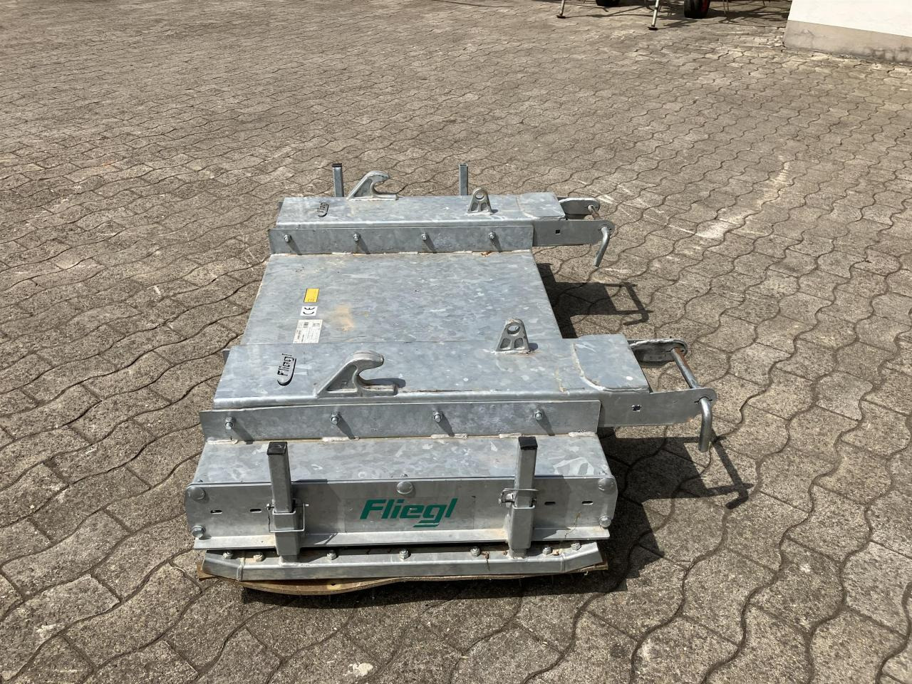 Fliegl Löwe 1,50m - Harjakone - Kunnallis-/ Erikoisajoneuvot: kuva Fliegl Löwe 1,50m - Harjakone - Kunnallis-/ Erikoisajoneuvot Fliegl Löwe 1,50m - Harjakone - Kunnallis-/ Erikoisajoneuvot: kuva Fliegl Löwe 1,50m - Harjakone - Kunnallis-/ Erikoisajoneuvot