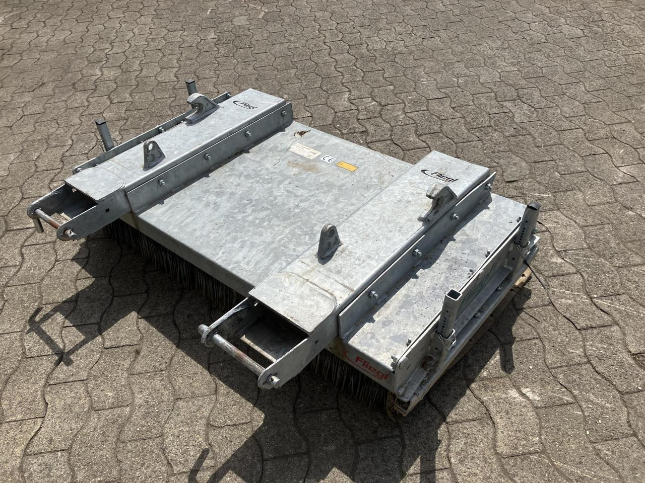 Fliegl Löwe 1,50m - Harjakone - Kunnallis-/ Erikoisajoneuvot: kuva Fliegl Löwe 1,50m - Harjakone - Kunnallis-/ Erikoisajoneuvot Fliegl Löwe 1,50m - Harjakone - Kunnallis-/ Erikoisajoneuvot: kuva Fliegl Löwe 1,50m - Harjakone - Kunnallis-/ Erikoisajoneuvot