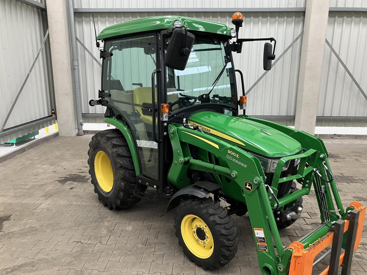 John Deere 3025E - Traktori: kuva John Deere 3025E - Traktori John Deere 3025E - Traktori: kuva John Deere 3025E - Traktori