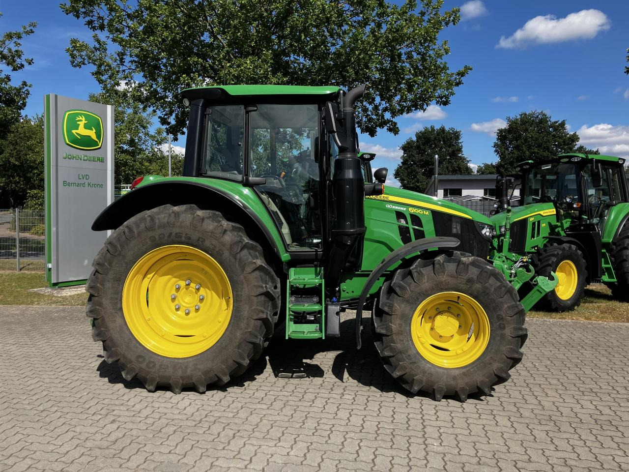 John Deere 6100M - Traktori: kuva John Deere 6100M - Traktori John Deere 6100M - Traktori: kuva John Deere 6100M - Traktori