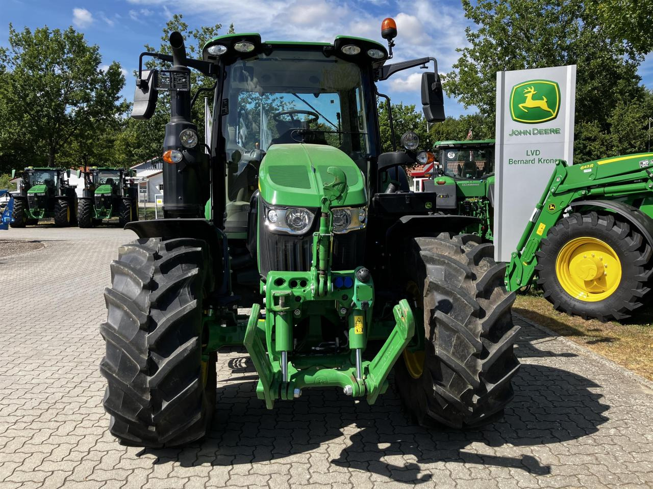 John Deere 6100M - Traktori: kuva John Deere 6100M - Traktori John Deere 6100M - Traktori: kuva John Deere 6100M - Traktori