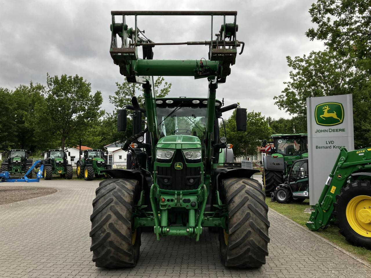 John Deere 6215R - Traktori: kuva John Deere 6215R - Traktori John Deere 6215R - Traktori: kuva John Deere 6215R - Traktori