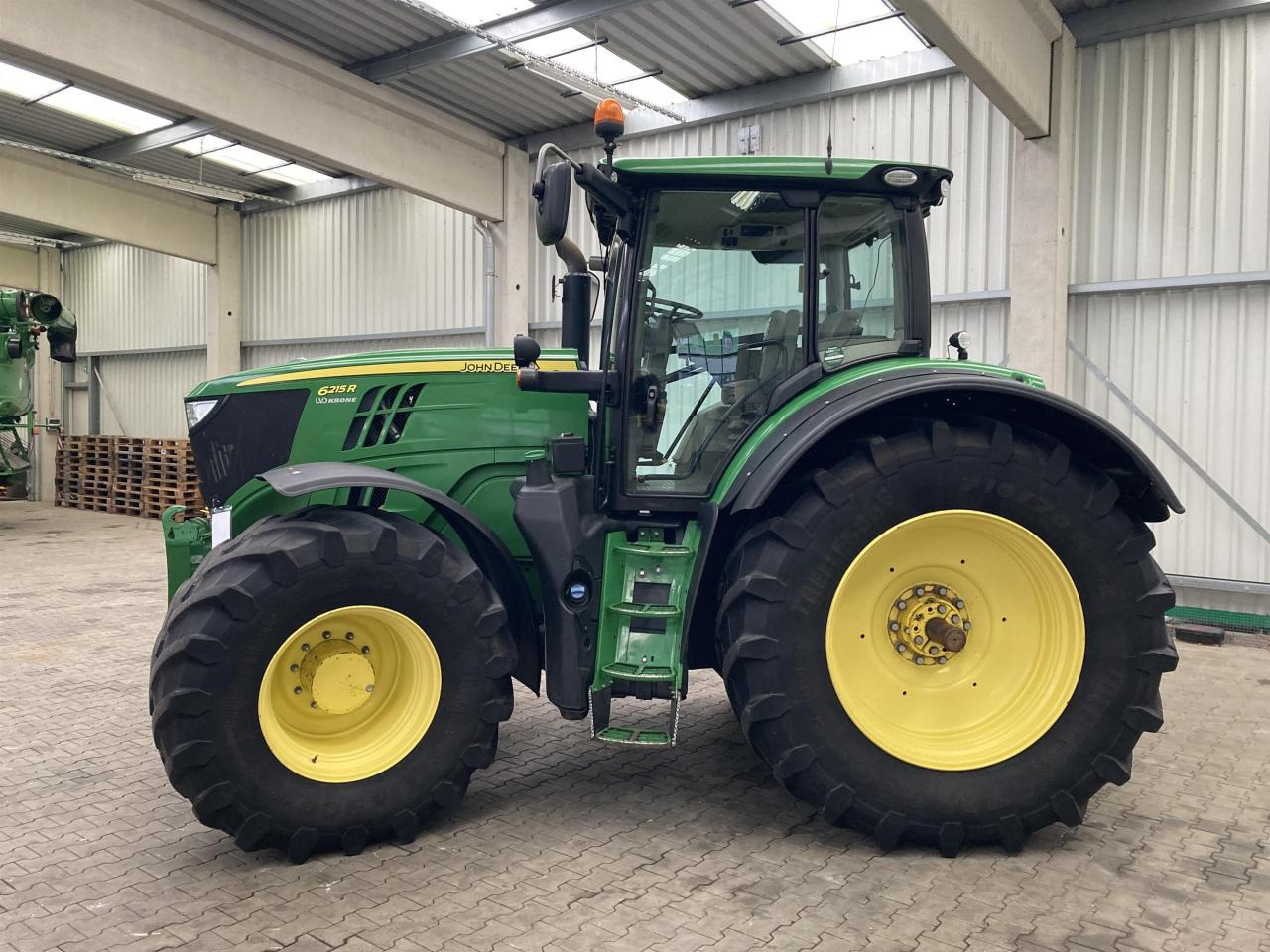 Traktori John Deere 6215R: kuva Traktori John Deere 6215R