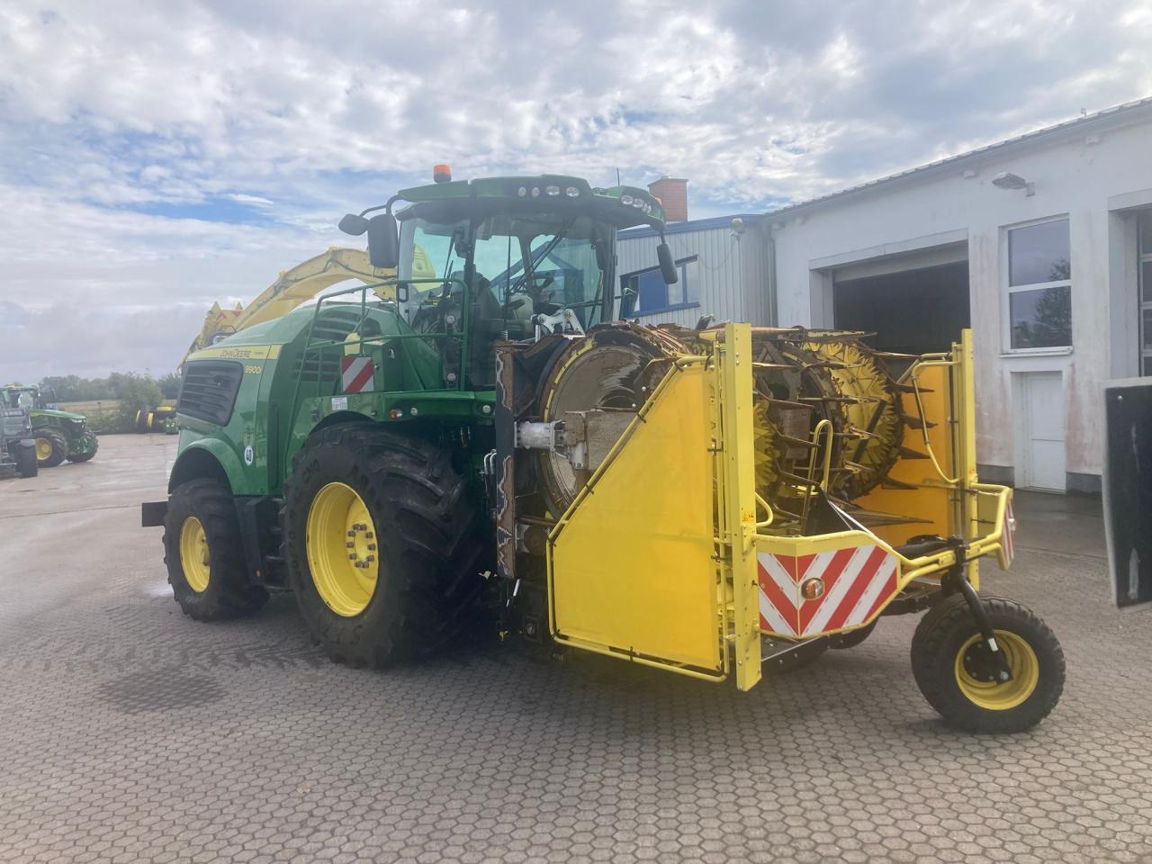 John Deere 9900i - Itsekulkeva silppuri: kuva John Deere 9900i - Itsekulkeva silppuri John Deere 9900i - Itsekulkeva silppuri: kuva John Deere 9900i - Itsekulkeva silppuri