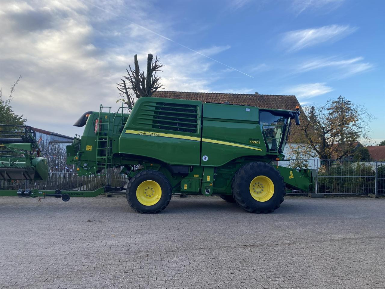 John Deere T550 - Leikkuupuimuri: kuva John Deere T550 - Leikkuupuimuri John Deere T550 - Leikkuupuimuri: kuva John Deere T550 - Leikkuupuimuri
