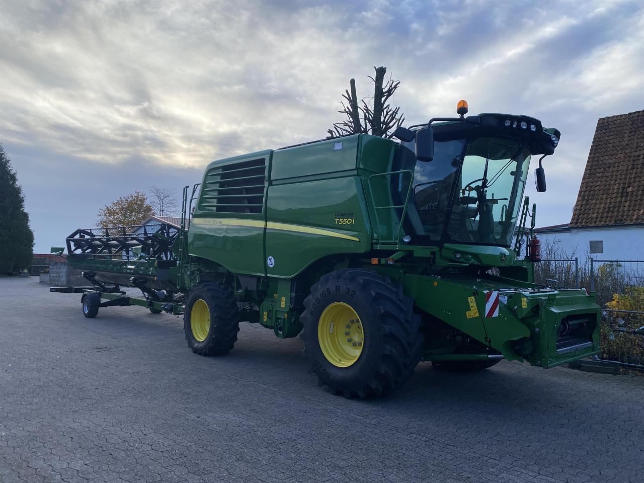 John Deere T550 - Leikkuupuimuri: kuva John Deere T550 - Leikkuupuimuri John Deere T550 - Leikkuupuimuri: kuva John Deere T550 - Leikkuupuimuri