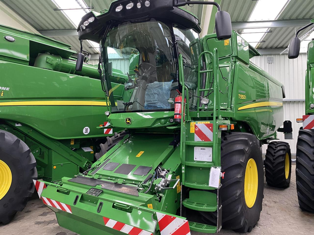John Deere T550i - Leikkuupuimuri: kuva John Deere T550i - Leikkuupuimuri John Deere T550i - Leikkuupuimuri: kuva John Deere T550i - Leikkuupuimuri
