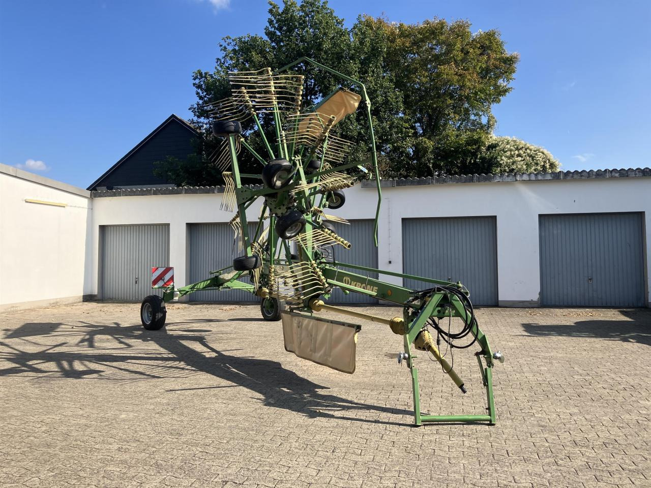 Krone SWADRO 810 - Pöyhin: kuva Krone SWADRO 810 - Pöyhin Krone SWADRO 810 - Pöyhin: kuva Krone SWADRO 810 - Pöyhin