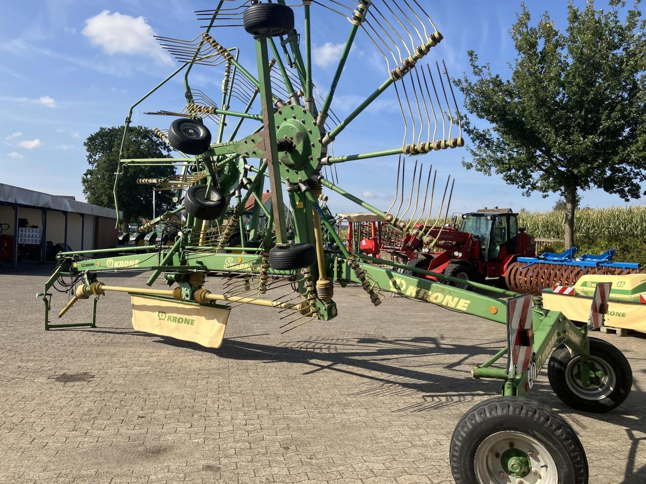 Krone SWADRO 810 - Pöyhin: kuva Krone SWADRO 810 - Pöyhin Krone SWADRO 810 - Pöyhin: kuva Krone SWADRO 810 - Pöyhin