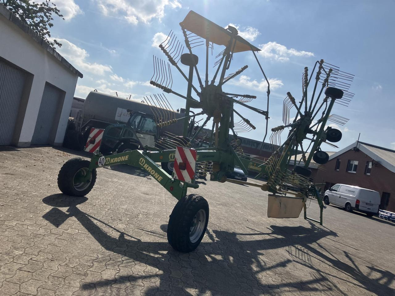Krone SWADRO 810 - Pöyhin: kuva Krone SWADRO 810 - Pöyhin Krone SWADRO 810 - Pöyhin: kuva Krone SWADRO 810 - Pöyhin