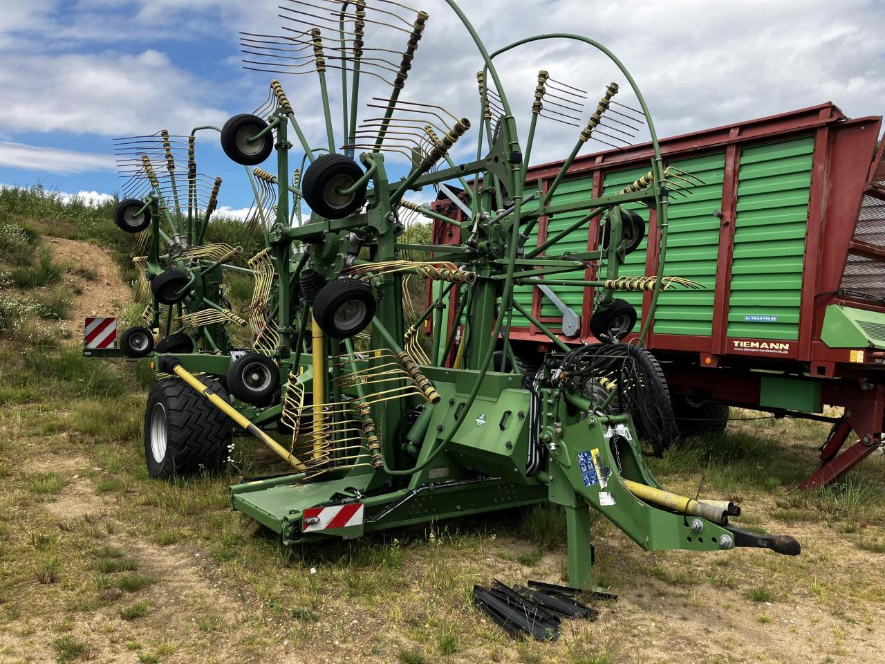 Krone Swadro 1400 Plus - Pöyhin: kuva Krone Swadro 1400 Plus - Pöyhin Krone Swadro 1400 Plus - Pöyhin: kuva Krone Swadro 1400 Plus - Pöyhin