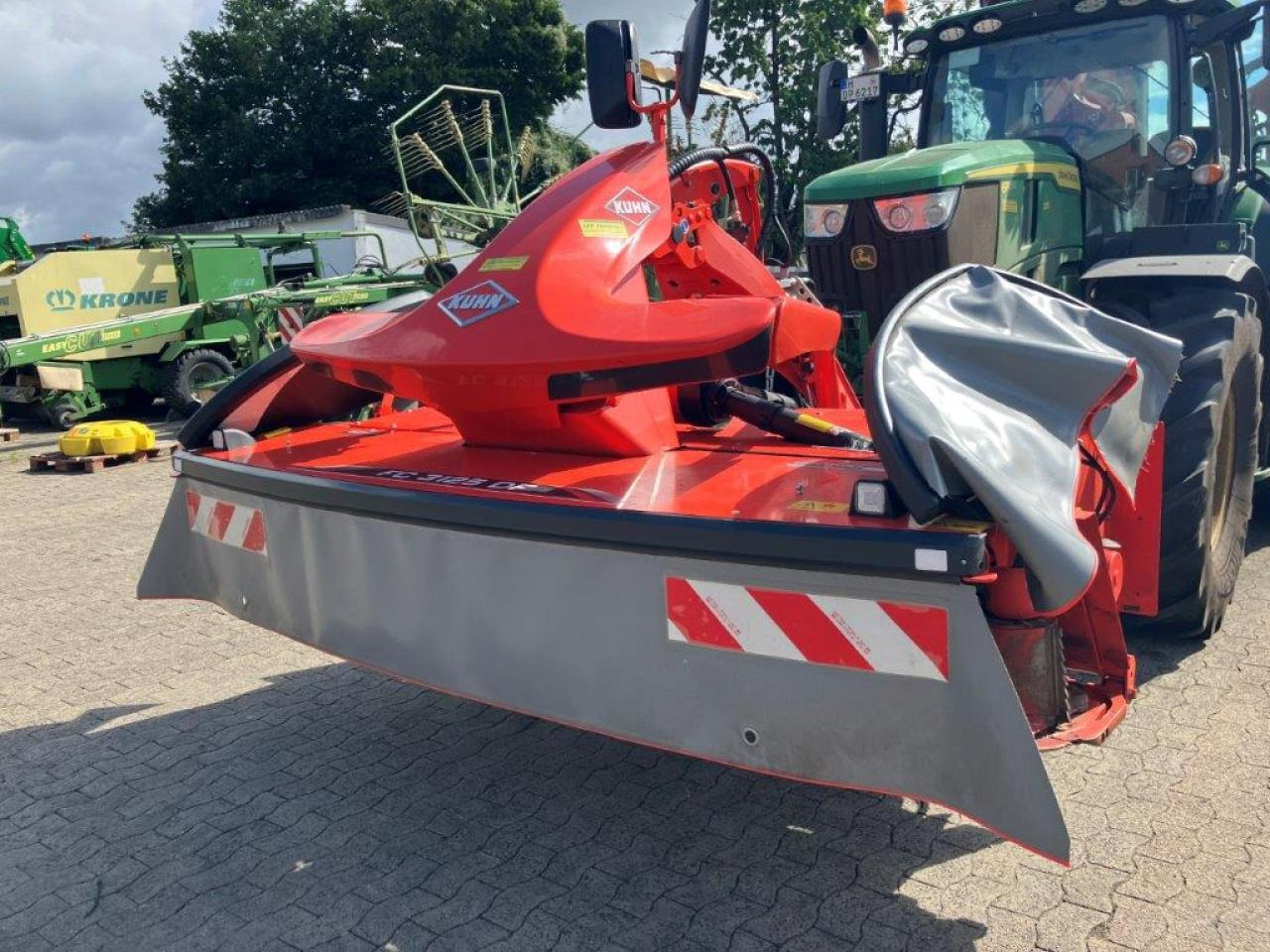 Kuhn FC9330D-RA - Niittokone: kuva Kuhn FC9330D-RA - Niittokone Kuhn FC9330D-RA - Niittokone: kuva Kuhn FC9330D-RA - Niittokone