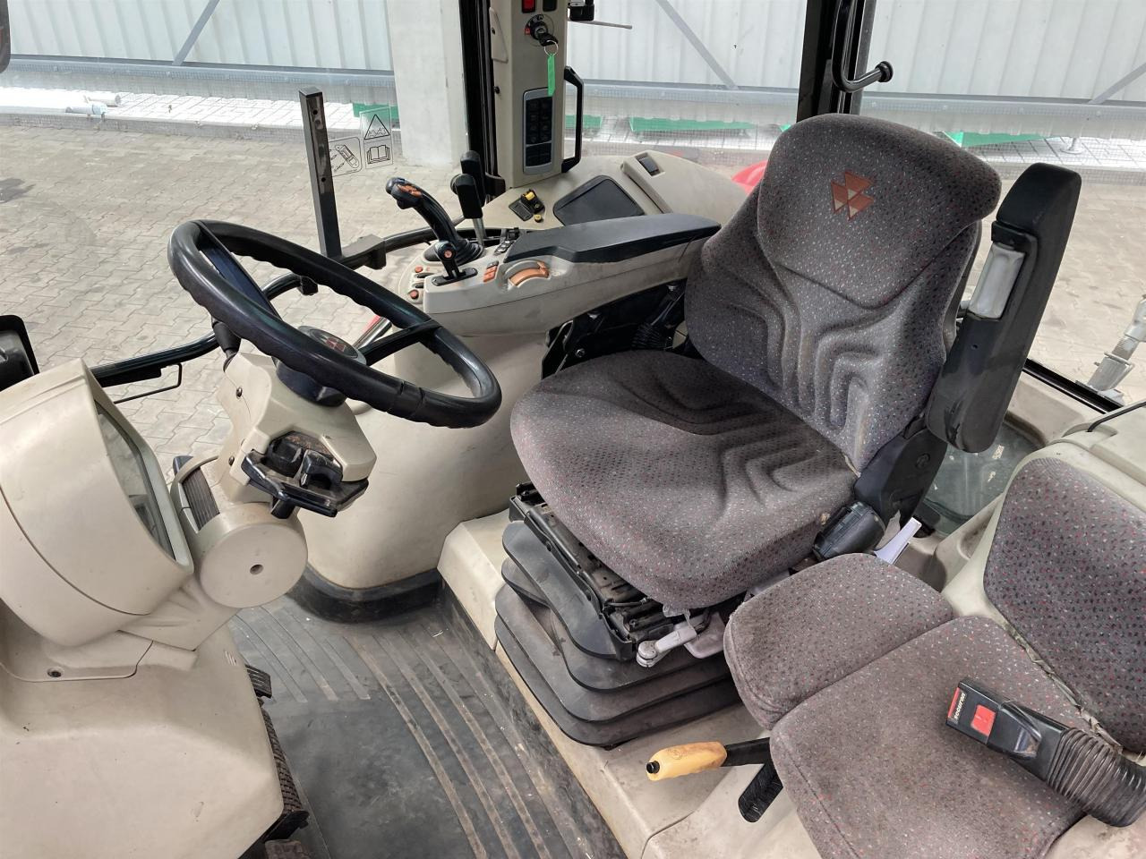 Massey Ferguson 5611 Dyna 4 - Traktori: kuva Massey Ferguson 5611 Dyna 4 - Traktori Massey Ferguson 5611 Dyna 4 - Traktori: kuva Massey Ferguson 5611 Dyna 4 - Traktori