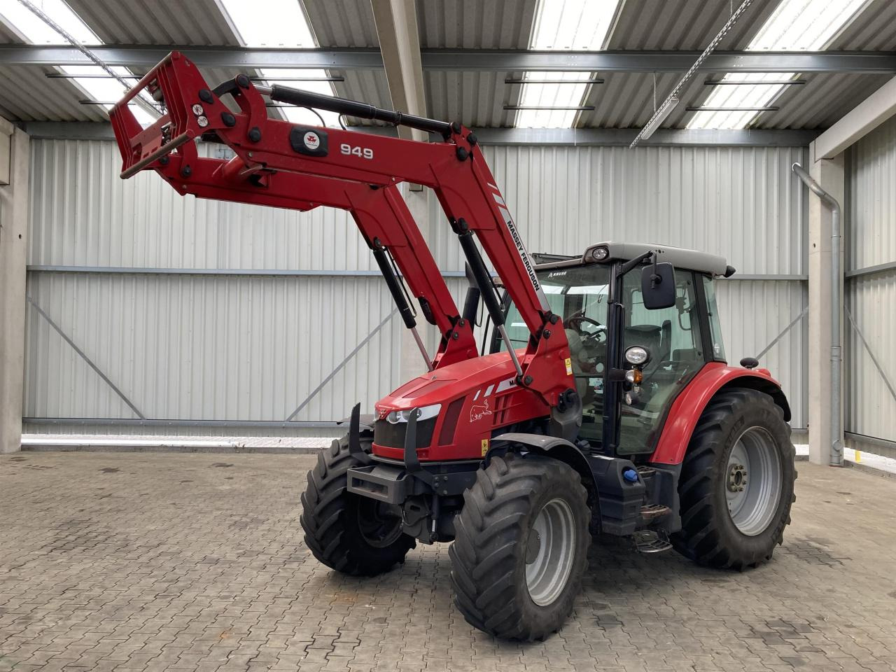 Massey Ferguson 5611 Dyna 4 - Traktori: kuva Massey Ferguson 5611 Dyna 4 - Traktori Massey Ferguson 5611 Dyna 4 - Traktori: kuva Massey Ferguson 5611 Dyna 4 - Traktori