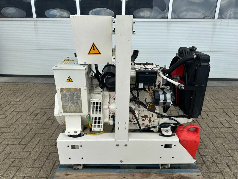FG Wilson Lister Stamford 11.5 kVA generatorset - Sähkögeneraattori: kuva FG Wilson Lister Stamford 11.5 kVA generatorset - Sähkögeneraattori FG Wilson Lister Stamford 11.5 kVA generatorset - Sähkögeneraattori: kuva FG Wilson Lister Stamford 11.5 kVA generatorset - Sähkögeneraattori