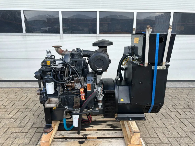 Iveco FPT NEF45 SM1A.A0 Stamford 60 kVA generatorset - Sähkögeneraattori: kuva Iveco FPT NEF45 SM1A.A0 Stamford 60 kVA generatorset - Sähkögeneraattori Iveco FPT NEF45 SM1A.A0 Stamford 60 kVA generatorset - Sähkögeneraattori: kuva Iveco FPT NEF45 SM1A.A0 Stamford 60 kVA generatorset - Sähkögeneraattori
