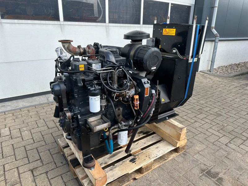 Iveco FPT NEF45 SM1A.A0 Stamford 60 kVA generatorset - Sähkögeneraattori: kuva Iveco FPT NEF45 SM1A.A0 Stamford 60 kVA generatorset - Sähkögeneraattori Iveco FPT NEF45 SM1A.A0 Stamford 60 kVA generatorset - Sähkögeneraattori: kuva Iveco FPT NEF45 SM1A.A0 Stamford 60 kVA generatorset - Sähkögeneraattori