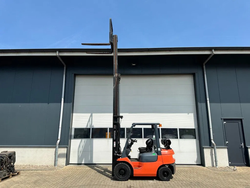 Toyota 2.5 ton Triplex Freelift Sideshift LPG Heftruck - Kaasutrukki: kuva Toyota 2.5 ton Triplex Freelift Sideshift LPG Heftruck - Kaasutrukki Toyota 2.5 ton Triplex Freelift Sideshift LPG Heftruck - Kaasutrukki: kuva Toyota 2.5 ton Triplex Freelift Sideshift LPG Heftruck - Kaasutrukki