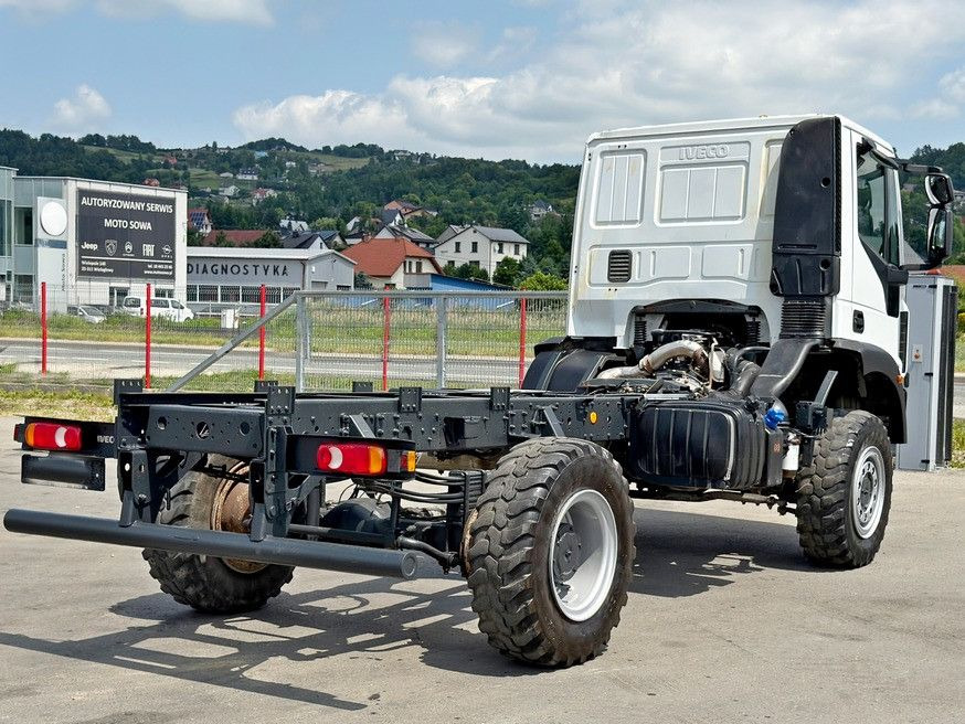 Kuorma-auto alusta Iveco EUROCARGO 110-250* PLATFORM 4,60 m* 4x4: kuva Kuorma-auto alusta Iveco EUROCARGO 110-250* PLATFORM 4,60 m* 4x4