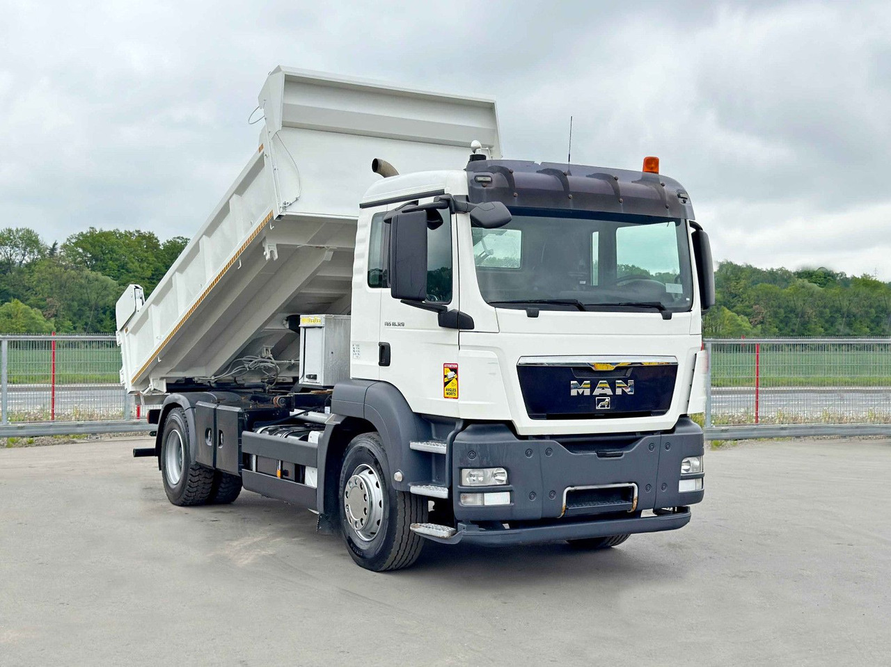 MAN TGS 18.320 * KIPPER 4,95m + BORDMATIC*TOPZUSTAND - Kippiauto kuorma-auto, Nosturiauto: kuva MAN TGS 18.320 * KIPPER 4,95m + BORDMATIC*TOPZUSTAND - Kippiauto kuorma-auto, Nosturiauto MAN TGS 18.320 * KIPPER 4,95m + BORDMATIC*TOPZUSTAND - Kippiauto kuorma-auto, Nosturiauto: kuva MAN TGS 18.320 * KIPPER 4,95m + BORDMATIC*TOPZUSTAND - Kippiauto kuorma-auto, Nosturiauto