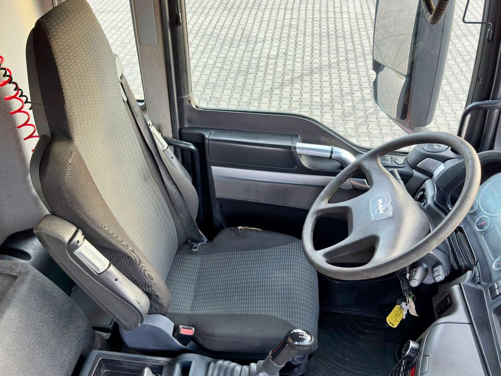 Interior photo 1: Kippiauto kuorma-auto, Nosturiauto MAN TGS 33.480 * HIAB 288 EP - 4 HIDUO/ FUNK * 6x4 MAN TGS 33.480 * HIAB 288 EP - 4 HIDUO/ FUNK * 6x4