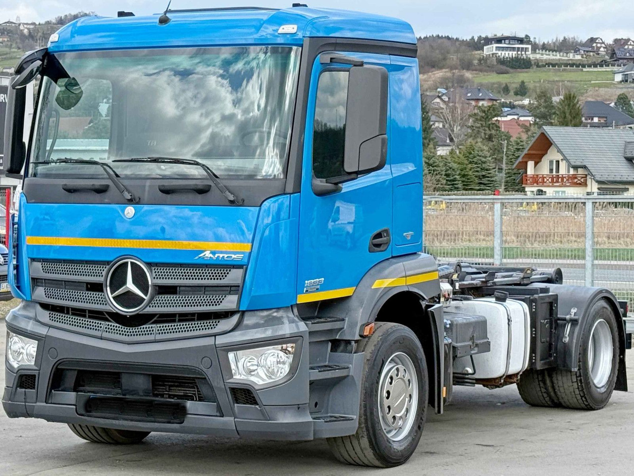 Mercedes-Benz ANTOS 1833 Abrollkipper * Top Zustand! - Koukkulava kuorma-auto: kuva Mercedes-Benz ANTOS 1833 Abrollkipper * Top Zustand! - Koukkulava kuorma-auto Mercedes-Benz ANTOS 1833 Abrollkipper * Top Zustand! - Koukkulava kuorma-auto: kuva Mercedes-Benz ANTOS 1833 Abrollkipper * Top Zustand! - Koukkulava kuorma-auto