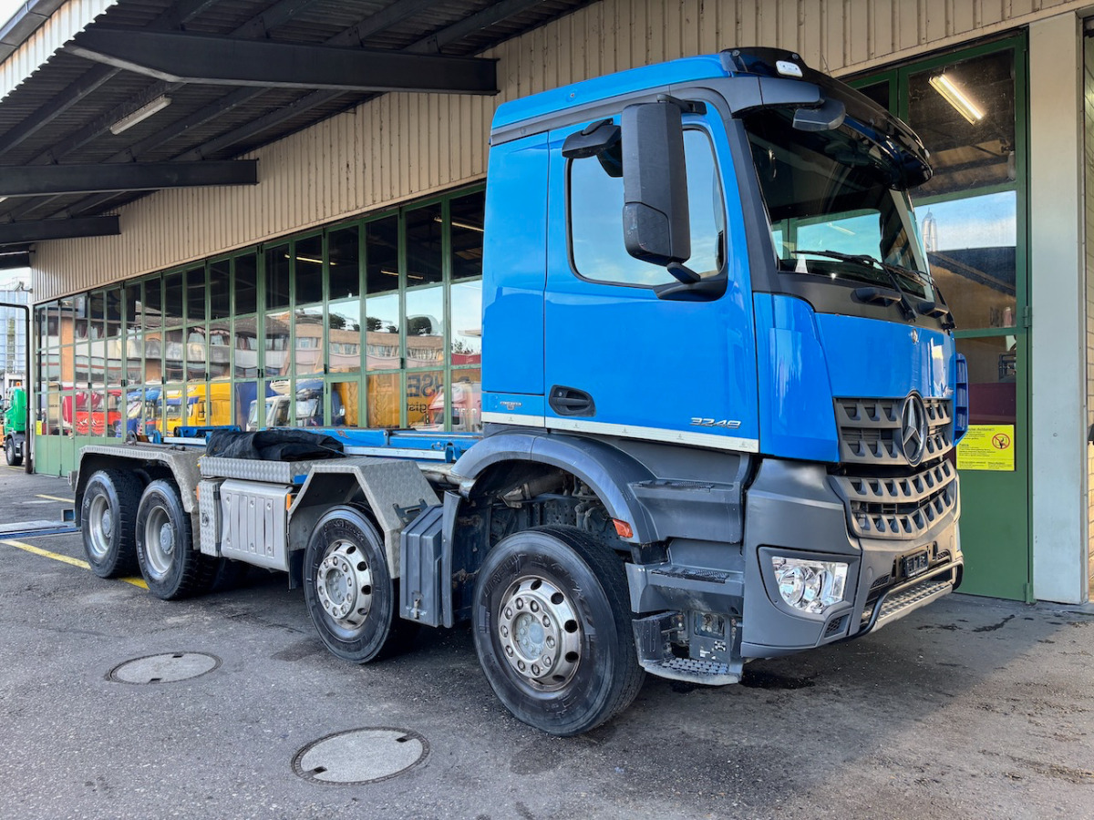 Koukkulava kuorma-auto MERCEDES Arocs 3248 8x4: kuva Koukkulava kuorma-auto MERCEDES Arocs 3248 8x4