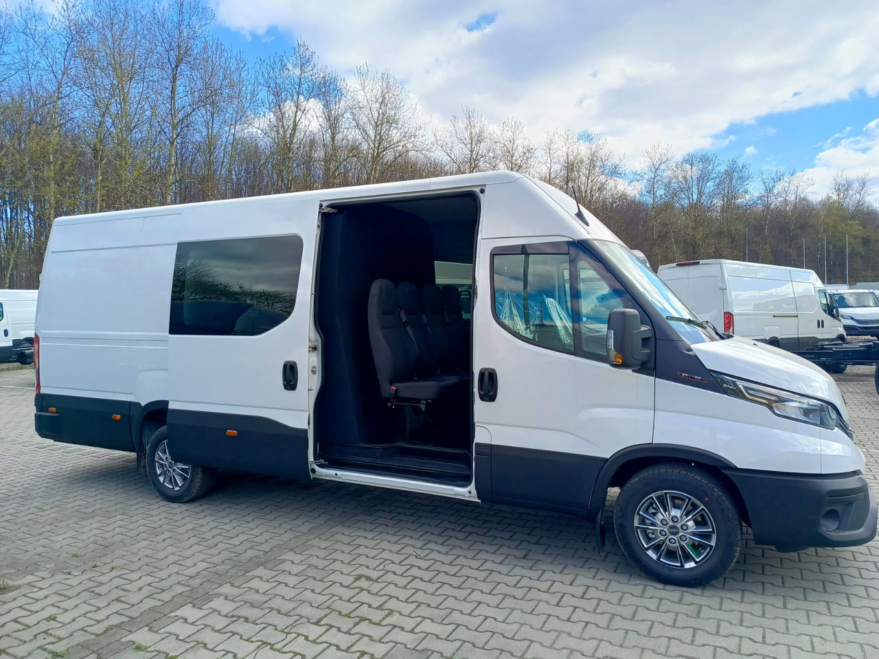 IVECO Daily 35 180 7-Sitzer - Pikkubussi, Jatko-ohjaamo kevyt kuorma-auto: kuva IVECO Daily 35 180 7-Sitzer - Pikkubussi, Jatko-ohjaamo kevyt kuorma-auto IVECO Daily 35 180 7-Sitzer - Pikkubussi, Jatko-ohjaamo kevyt kuorma-auto: kuva IVECO Daily 35 180 7-Sitzer - Pikkubussi, Jatko-ohjaamo kevyt kuorma-auto