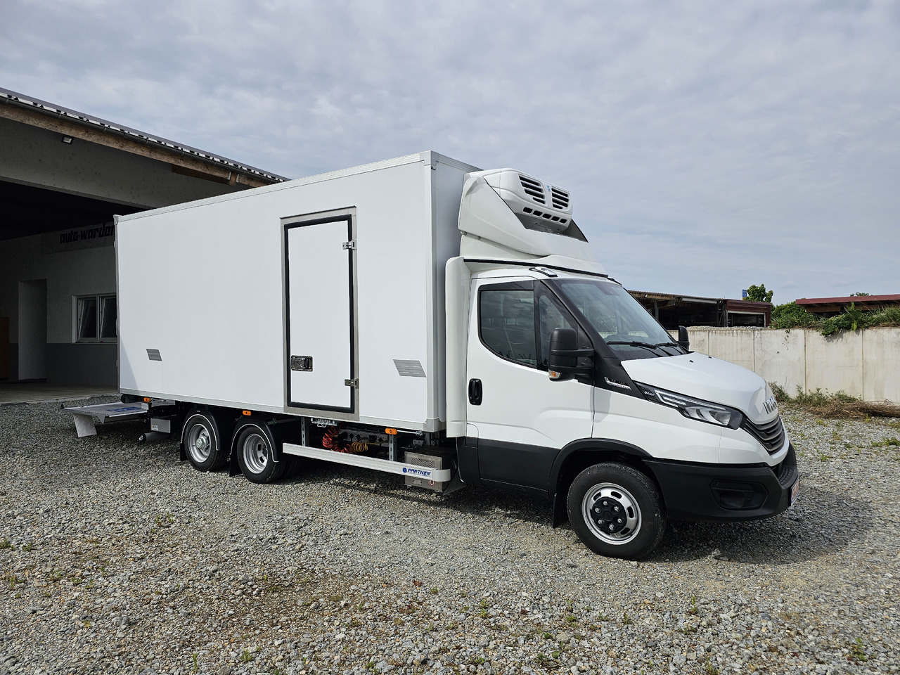 IVECO Daily BE-Truck 35S18H A8 180 PS Kühlkoffer 7.000kg Gesamtgewicht - Refrigeraattori kuorma-auto: kuva IVECO Daily BE-Truck 35S18H A8 180 PS Kühlkoffer 7.000kg Gesamtgewicht - Refrigeraattori kuorma-auto IVECO Daily BE-Truck 35S18H A8 180 PS Kühlkoffer 7.000kg Gesamtgewicht - Refrigeraattori kuorma-auto: kuva IVECO Daily BE-Truck 35S18H A8 180 PS Kühlkoffer 7.000kg Gesamtgewicht - Refrigeraattori kuorma-auto