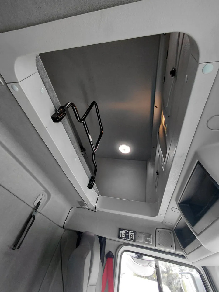 2017 Renault D12 4×2 Double Sleeper Curtainsider - Pressukapelli kuorma-auto: kuva 2017 Renault D12 4×2 Double Sleeper Curtainsider - Pressukapelli kuorma-auto 2017 Renault D12 4×2 Double Sleeper Curtainsider - Pressukapelli kuorma-auto: kuva 2017 Renault D12 4×2 Double Sleeper Curtainsider - Pressukapelli kuorma-auto