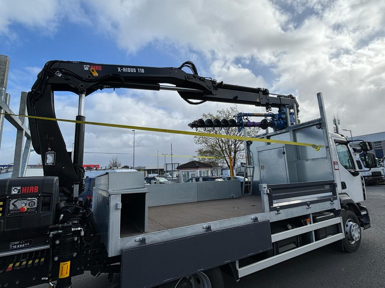 Lava-kuorma-auto, Nosturiauto Renault Trucks D 14 Flatbed drop side poling truck: kuva Lava-kuorma-auto, Nosturiauto Renault Trucks D 14 Flatbed drop side poling truck
