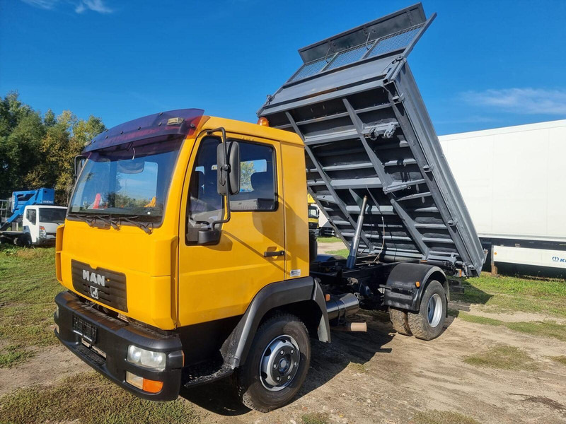 MAN LE 8.180 Meiller Kipper Three-Sided Tipper - 3 old. billencs - T - Kippiauto kuorma-auto: kuva MAN LE 8.180 Meiller Kipper Three-Sided Tipper - 3 old. billencs - T - Kippiauto kuorma-auto MAN LE 8.180 Meiller Kipper Three-Sided Tipper - 3 old. billencs - T - Kippiauto kuorma-auto: kuva MAN LE 8.180 Meiller Kipper Three-Sided Tipper - 3 old. billencs - T - Kippiauto kuorma-auto