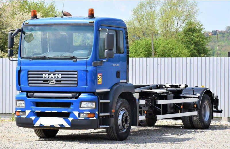 MAN TGA 18.310 - Koukkulava kuorma-auto: kuva MAN TGA 18.310 - Koukkulava kuorma-auto MAN TGA 18.310 - Koukkulava kuorma-auto: kuva MAN TGA 18.310 - Koukkulava kuorma-auto