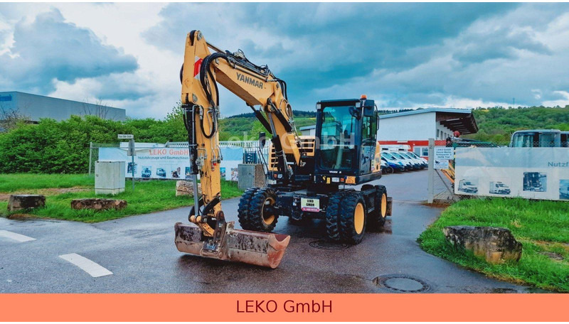 Yanmar B 95W Mit Drei Löffeln und Ein Hammer - Pyöräalustainen kaivinkone: kuva Yanmar B 95W Mit Drei Löffeln und Ein Hammer - Pyöräalustainen kaivinkone Yanmar B 95W Mit Drei Löffeln und Ein Hammer - Pyöräalustainen kaivinkone: kuva Yanmar B 95W Mit Drei Löffeln und Ein Hammer - Pyöräalustainen kaivinkone