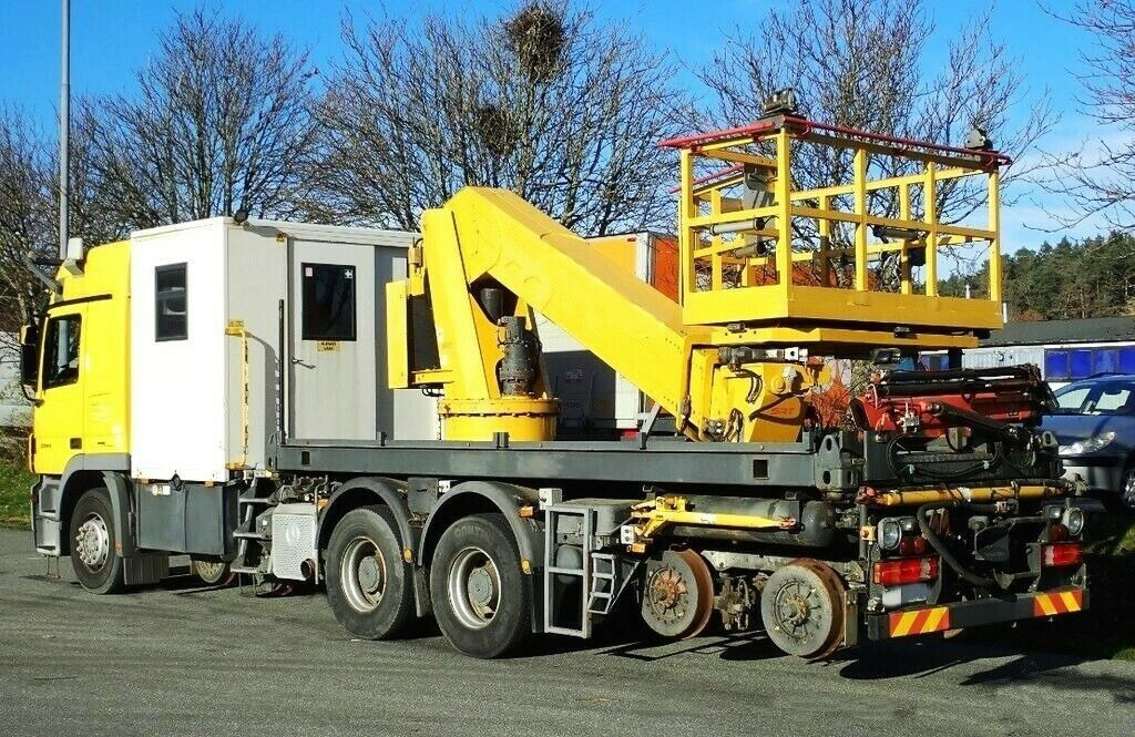 Itsekulkevat henkilönostimet Mercedes-Benz 3344 SRT SCHÖRLING Road Rail Railway Zweiweg .: kuva Itsekulkevat henkilönostimet Mercedes-Benz 3344 SRT SCHÖRLING Road Rail Railway Zweiweg .