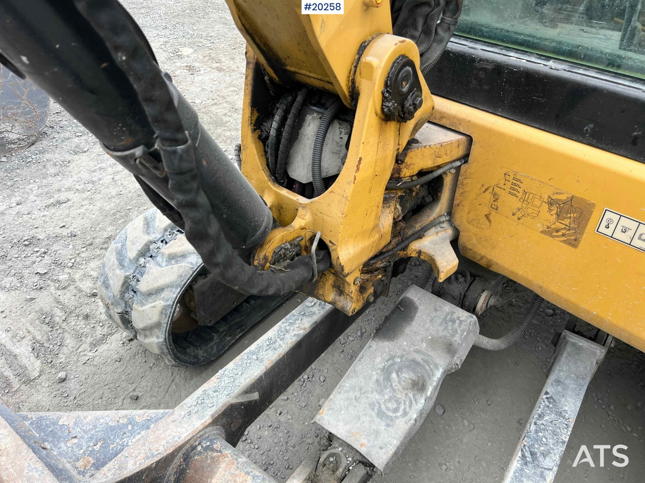 Kaivuri Caterpillar 303.5ECR: kuva Kaivuri Caterpillar 303.5ECR Kaivuri Caterpillar 303.5ECR: kuva Kaivuri Caterpillar 303.5ECR