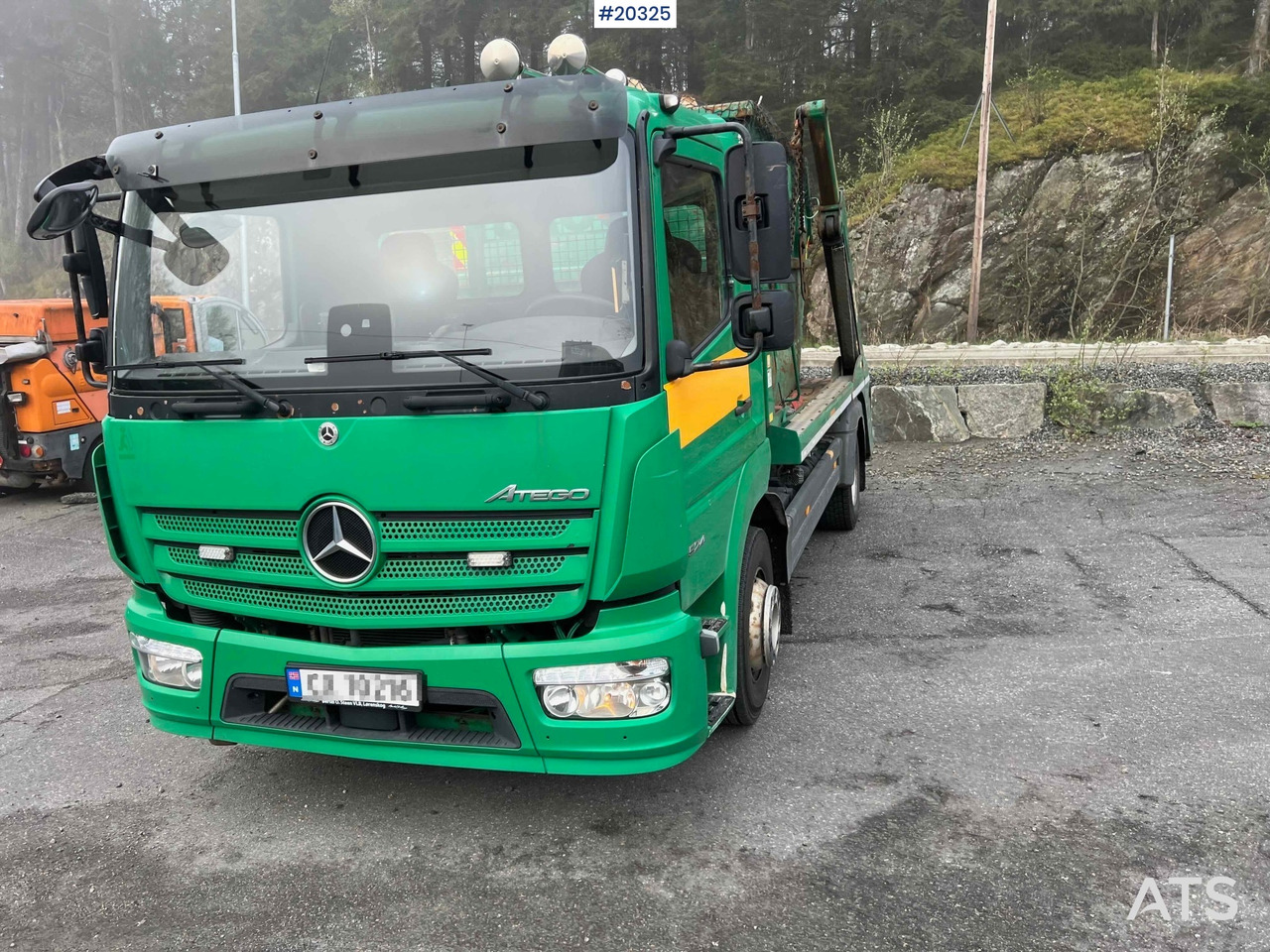 Nostovarsi-vaihtolavakuorma kuorma-auto Mercedes Atego 1524: kuva Nostovarsi-vaihtolavakuorma kuorma-auto Mercedes Atego 1524
