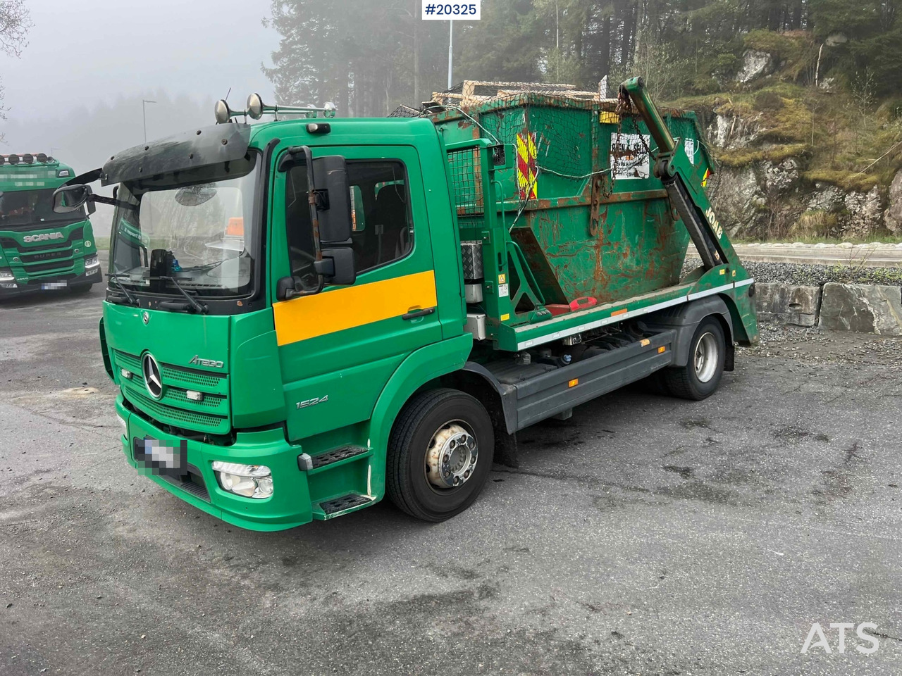 Nostovarsi-vaihtolavakuorma kuorma-auto Mercedes Atego 1524: kuva Nostovarsi-vaihtolavakuorma kuorma-auto Mercedes Atego 1524