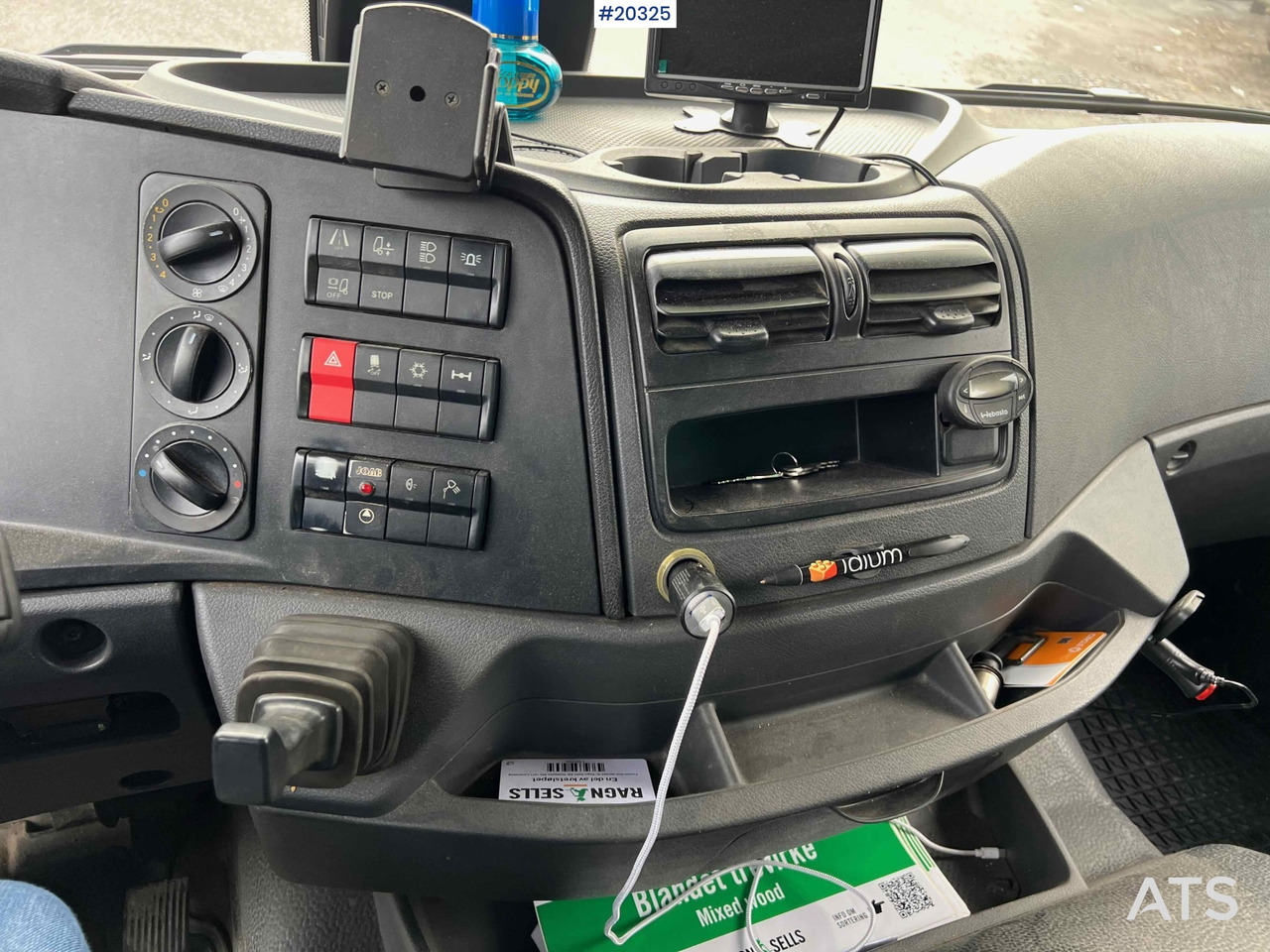 Nostovarsi-vaihtolavakuorma kuorma-auto Mercedes Atego 1524: kuva Nostovarsi-vaihtolavakuorma kuorma-auto Mercedes Atego 1524